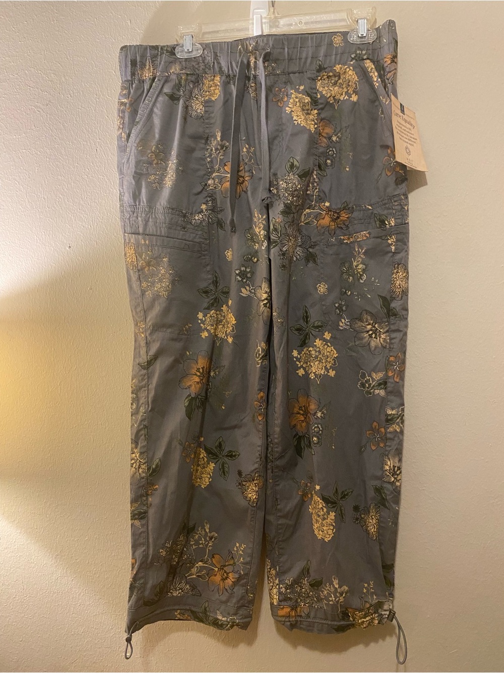 Women’s Democracy Floral Cargo Capris Sz10 NWT